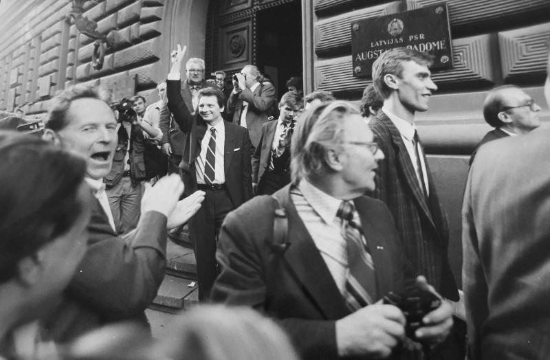 Latvijas PSR Augstākās Padomes deputāti pēc deklarācijas “Par Latvijas Republikas neatkarības atjaunošanu” pieņemšanas pie Augstākās Padomes ēkas. 