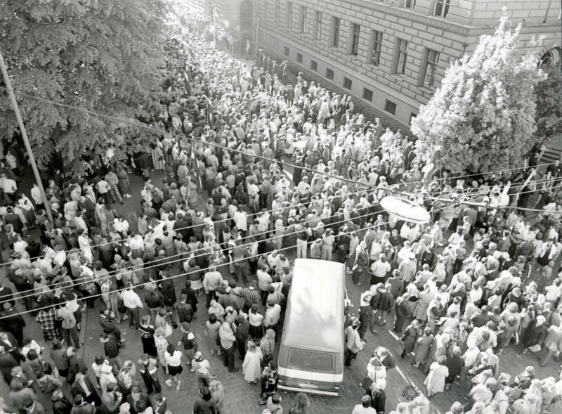 Cilvēki pie Augstākās padomes (tagad Saeima) Neatkarības deklarācijas pieņemšanas laikā. 