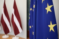 Eiropas Savienības un Latvijas karogi