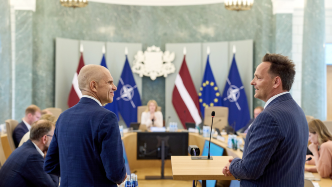 Valsts kancelejas direktors Raivis Kronbergs un Latvijas Tirdzniecības un rūpniecības kameras vadītājs Aigars Rostovskis piedalās Ministru kabineta sēdē