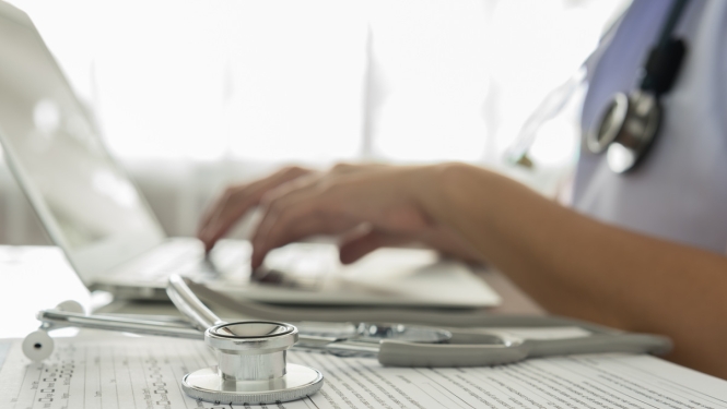 Apstiprina finansējuma piešķiršanu ārstniecības personu darba samaksas pieaugumam