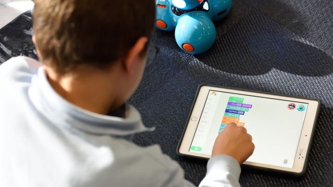 Latvijas skolas saņems viedierīces 3,97 miljonu eiro vērtībā