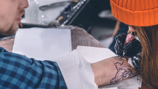 Pilnveidotas prasības tetovēšanas un pīrsingu pakalpojumu kvalitātes uzlabošanai