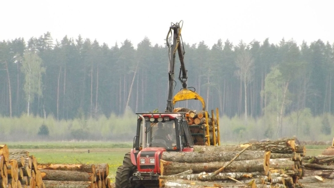 Valdība apstiprina izmaiņas traktortehnikas vadītāju apmācību kārtībā