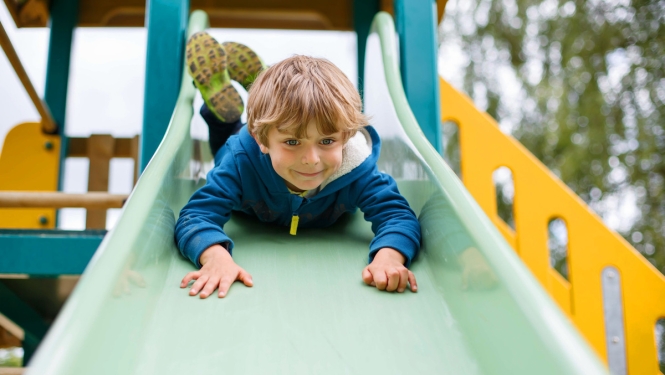 Veicinās bērnu drošību spēļu laukumos