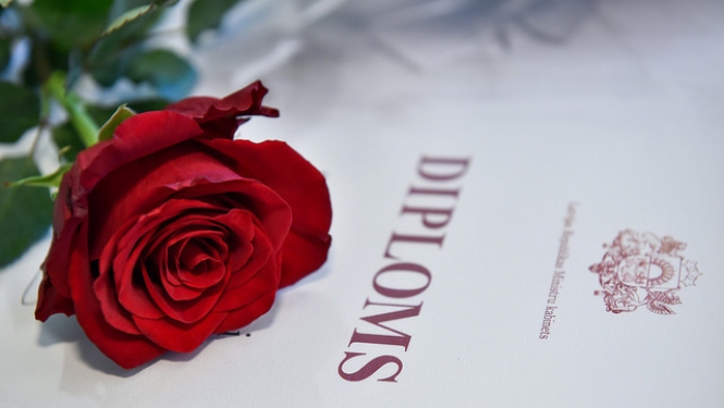 Godinās starptautisko mācību priekšmetu olimpiāžu un konkursa “EuroSkills 2018” laureātus un viņu pasniedzējus