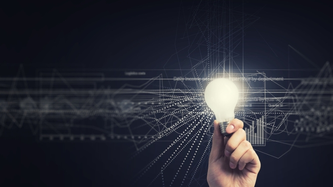 spīdoša spuldzīte rokā