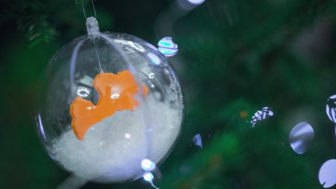 Valdības namā Ziemassvētku egli greznos ar 3D drukas tehnoloģijās veidotiem rotājumiem