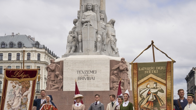 Daudzbērnu ģimenes uz Dziesmu un deju svētku pasākumiem starppilsētu sabiedriskajā transportā varēs braukt par brīvu
