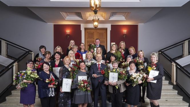 Godina iedzīvotāju balsojumā visatzinīgāk vērtētos klientu apkalpošanas speciālistus