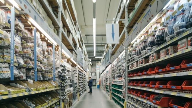 Saimniecības preču veikalu darbība tirdzniecības centros brīvdienās nav atļauta