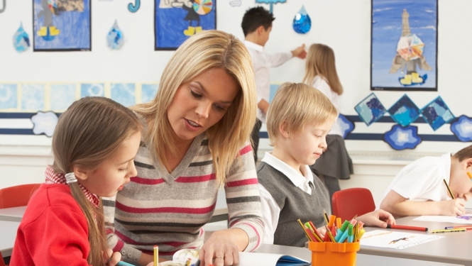 Turpmāko piecu gadu laikā plānots pakāpeniski palielināt pedagogu zemāko darba algas likmi