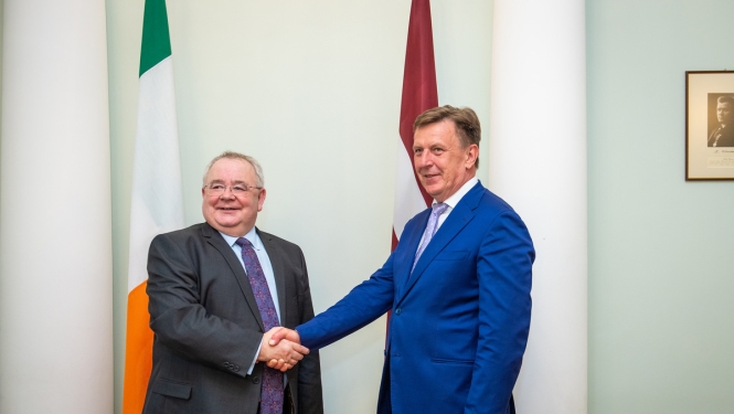 Ministru prezidents: svarīgi nodrošināt Īrijā dzīvojošo Latvijas bērnu tiesības