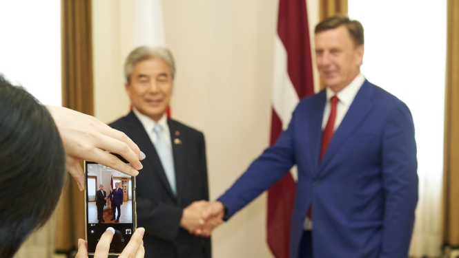 Ministru prezidents tiekas ar Japānas - Latvijas parlamentārās sadraudzības grupas vadītāju Hirofumi Nakasoni