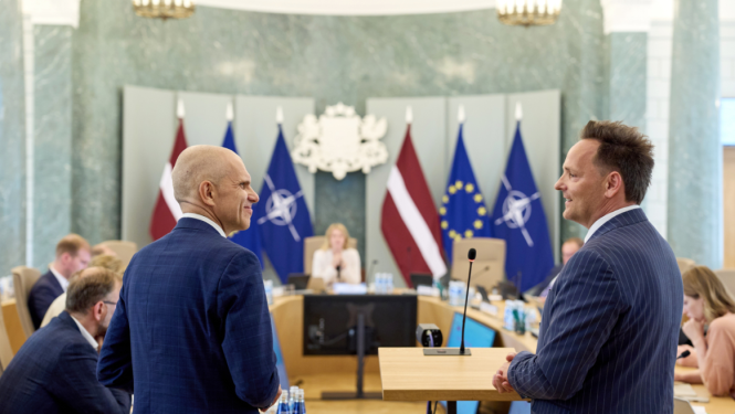 Valsts kancelejas direktors Raivis Kronbergs un Latvijas Tirdzniecības un rūpniecības kameras vadītājs Aigars Rostovskis piedalās Ministru kabineta sēdē