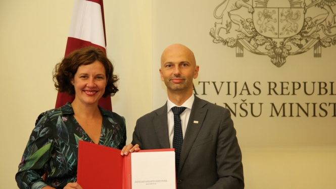 Finanšu ministre Valsts kancelejai iesniedz standarta būvniecības līgumu kapitālsabiedrībām paraugus