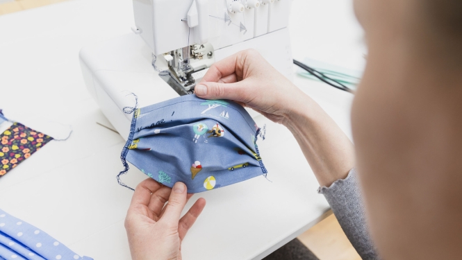 Izstrādāta vienota tehniskā specifikācija higiēnisko sejas masku ražošanai un šūšanai mājas apstākļos; valsts centralizēti nodrošinās mazaizsargātās personu grupas ar sejas aizsarglīdzekļiem