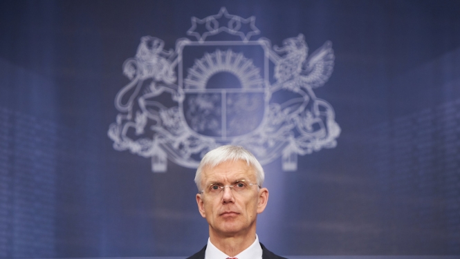 Kariņš uzdod veicināt ķirurģisko sejas masku ražošanu Latvijā