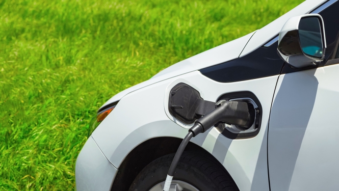 Valdība apstiprina maksu par elektroauto uzlādi