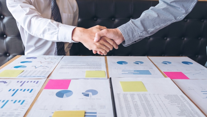 Atvieglo uzņēmēju iesaisti darba vidē balstītās mācībās