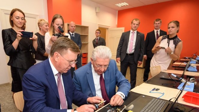 Ministru prezidents: jebkuram puikam un meitenei ir jānodrošina augsta izglītības kvalitāte