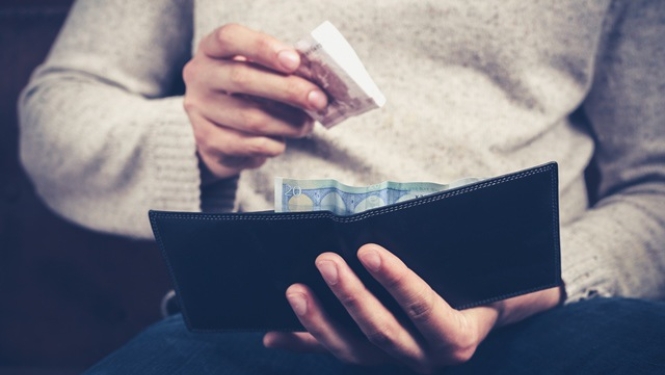 Pilnveido nodrošinājumu cilvēkiem ar zemām sociālās apdrošināšanas iemaksām