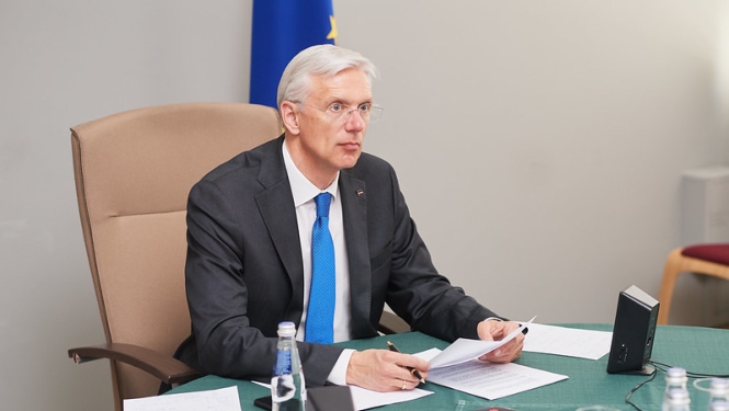 Kariņš: mediķu atalgojuma palielinājums no 2021. gada iespējams, īstenojot uzlabojumus veselības aprūpes un nodokļu sistēmās