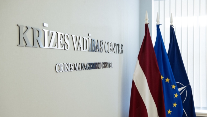 Latvijas, Eiropas Savienības un NATO karogi, kas izvietoti Krīzes vadības centra telpās