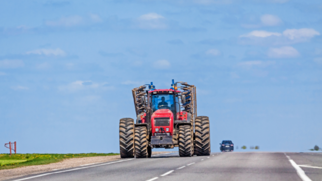 Traktors piedalās ceļu satiksmē
