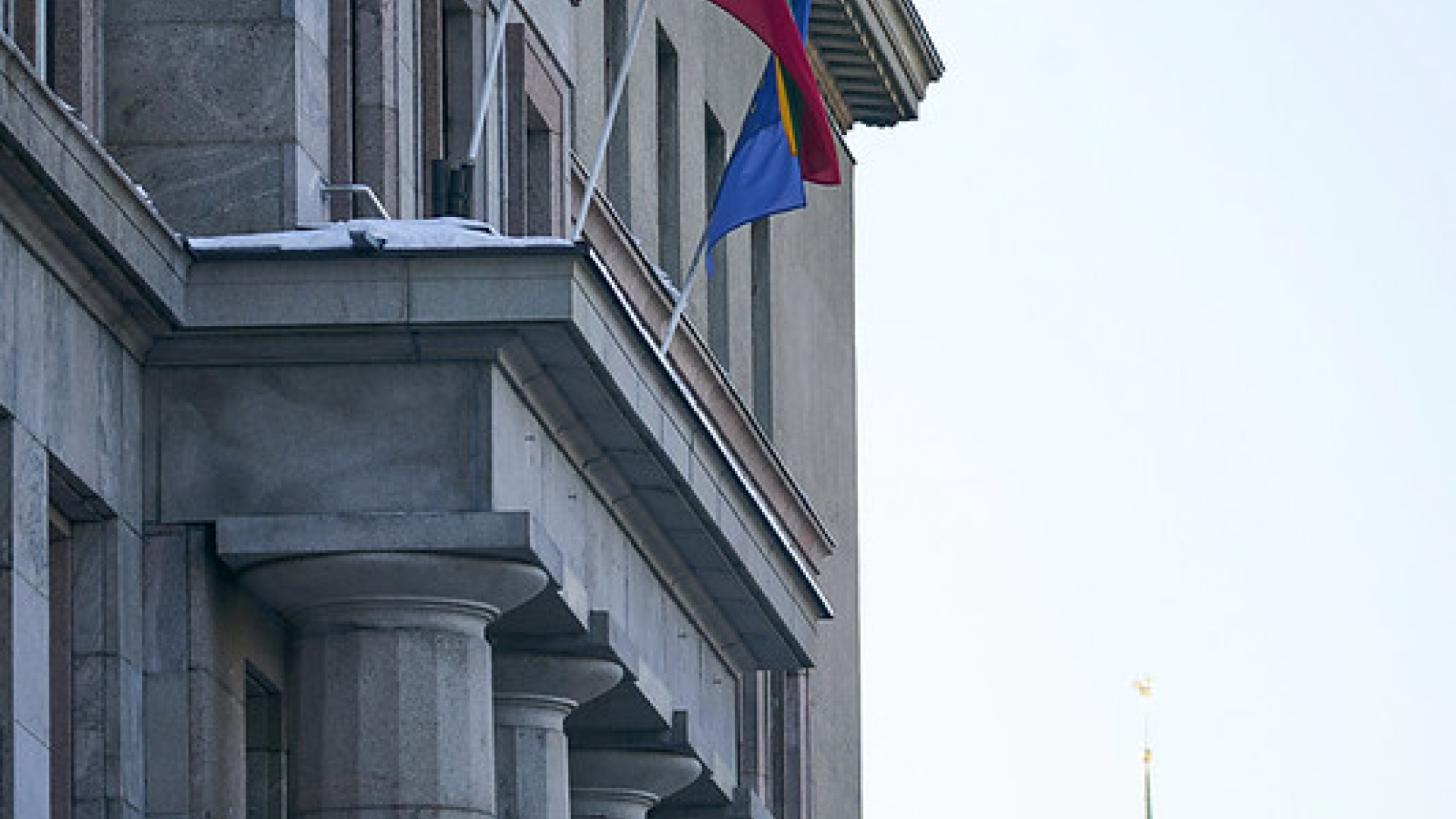 Karogi pie Ministru kabineta ēkas