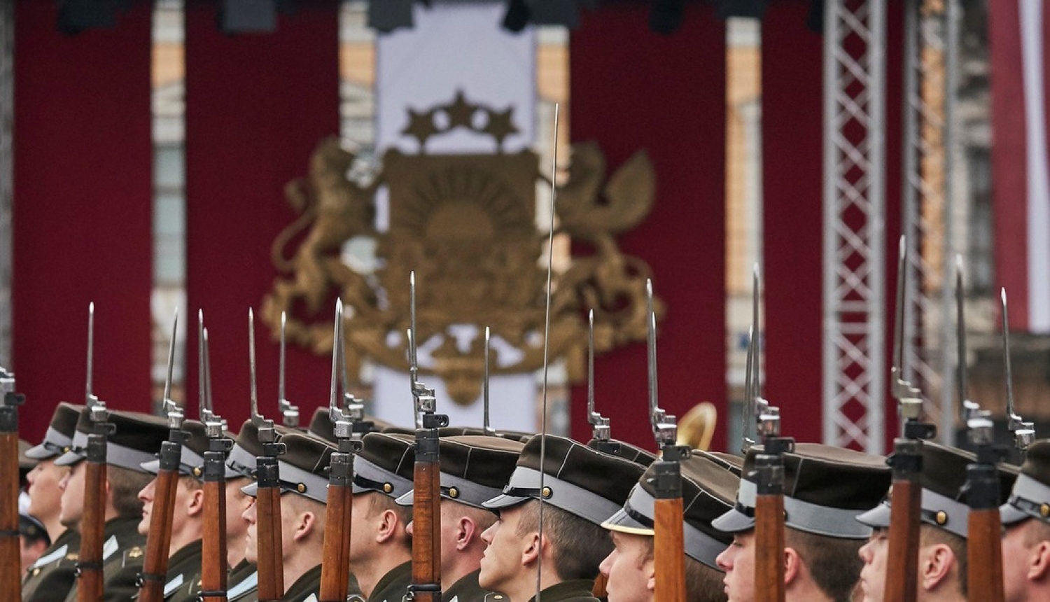 Paaugstinās kareivju, instruktoru un virsnieku maksimālo vecumu dienestā rezervē