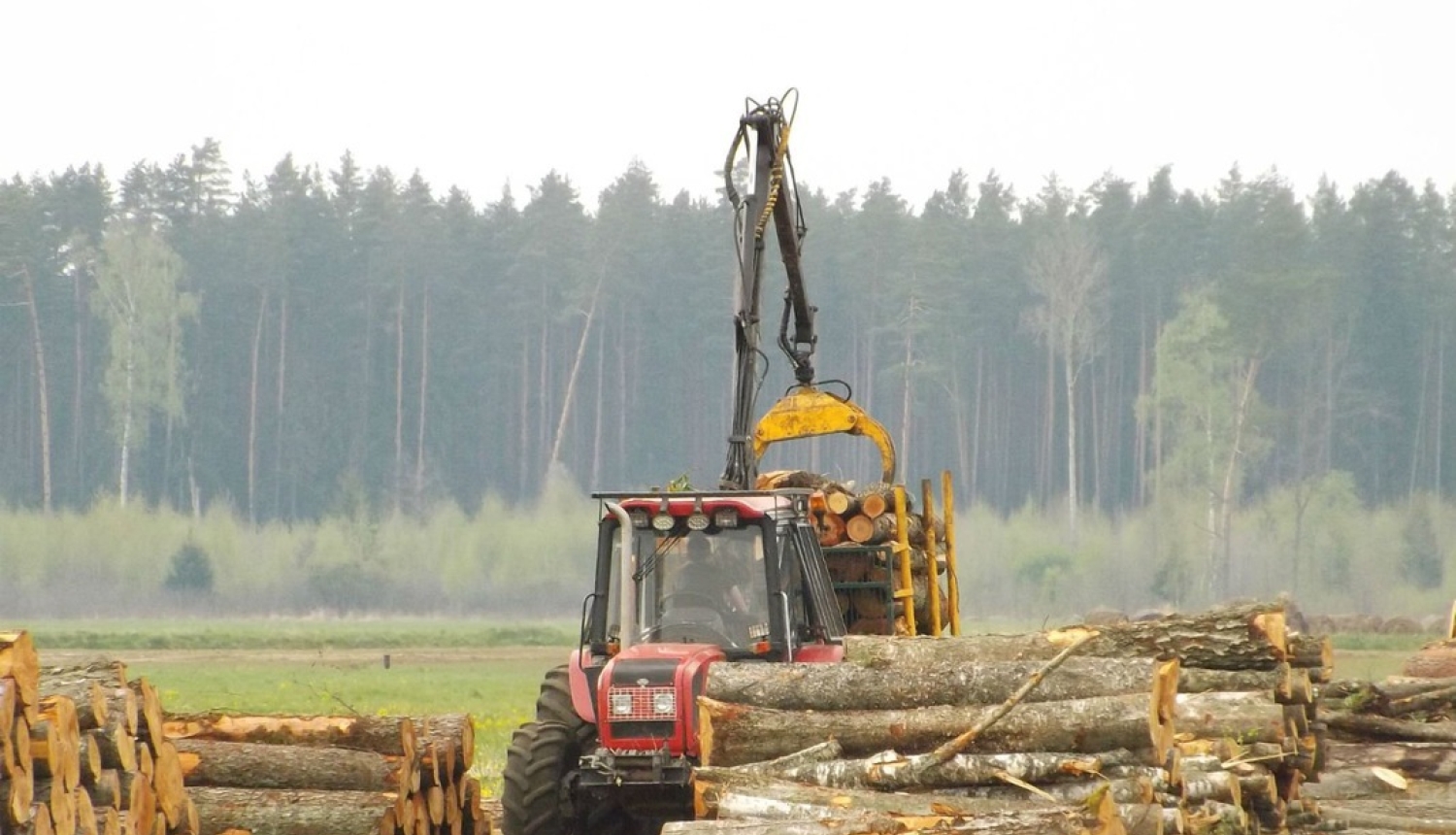 Valdība apstiprina izmaiņas traktortehnikas vadītāju apmācību kārtībā