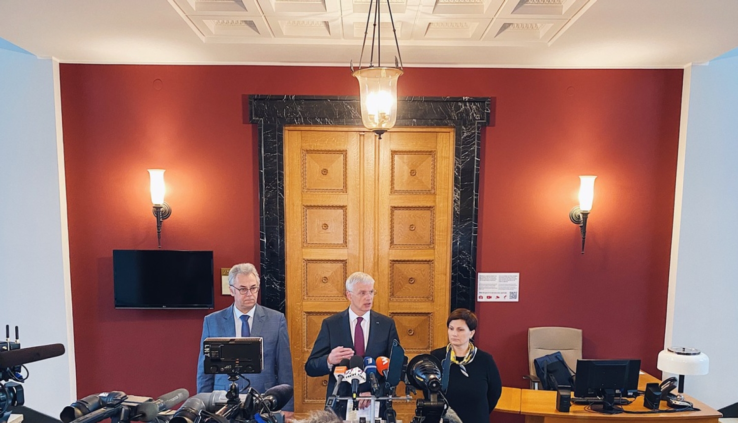 Krīzes vadības padome: aicinām iedzīvotājus nedoties uz COVID – 19 skartajām teritorijām