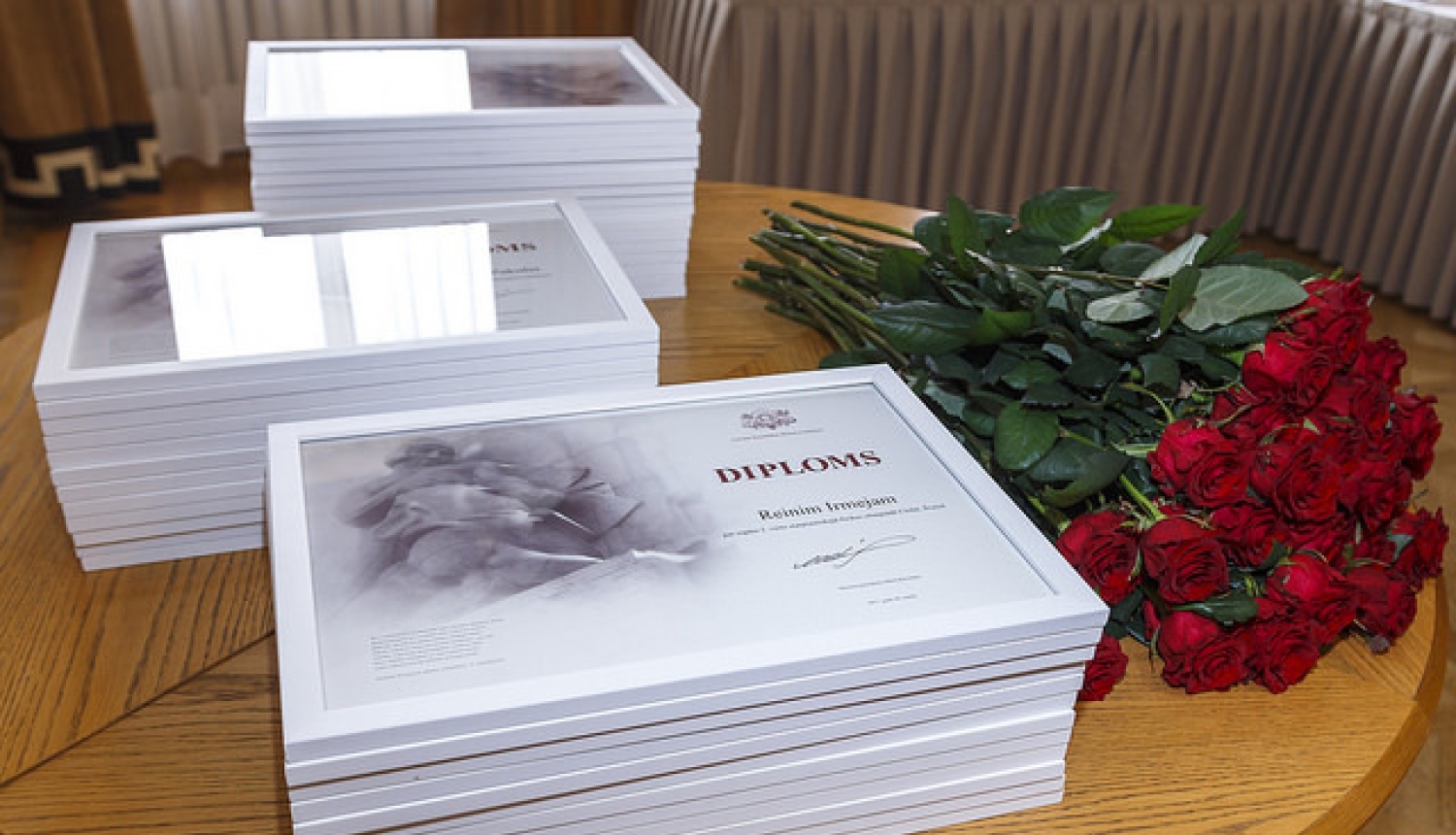 Godinās starptautisko mācību priekšmetu olimpiāžu uzvarētājus un viņu pasniedzējus