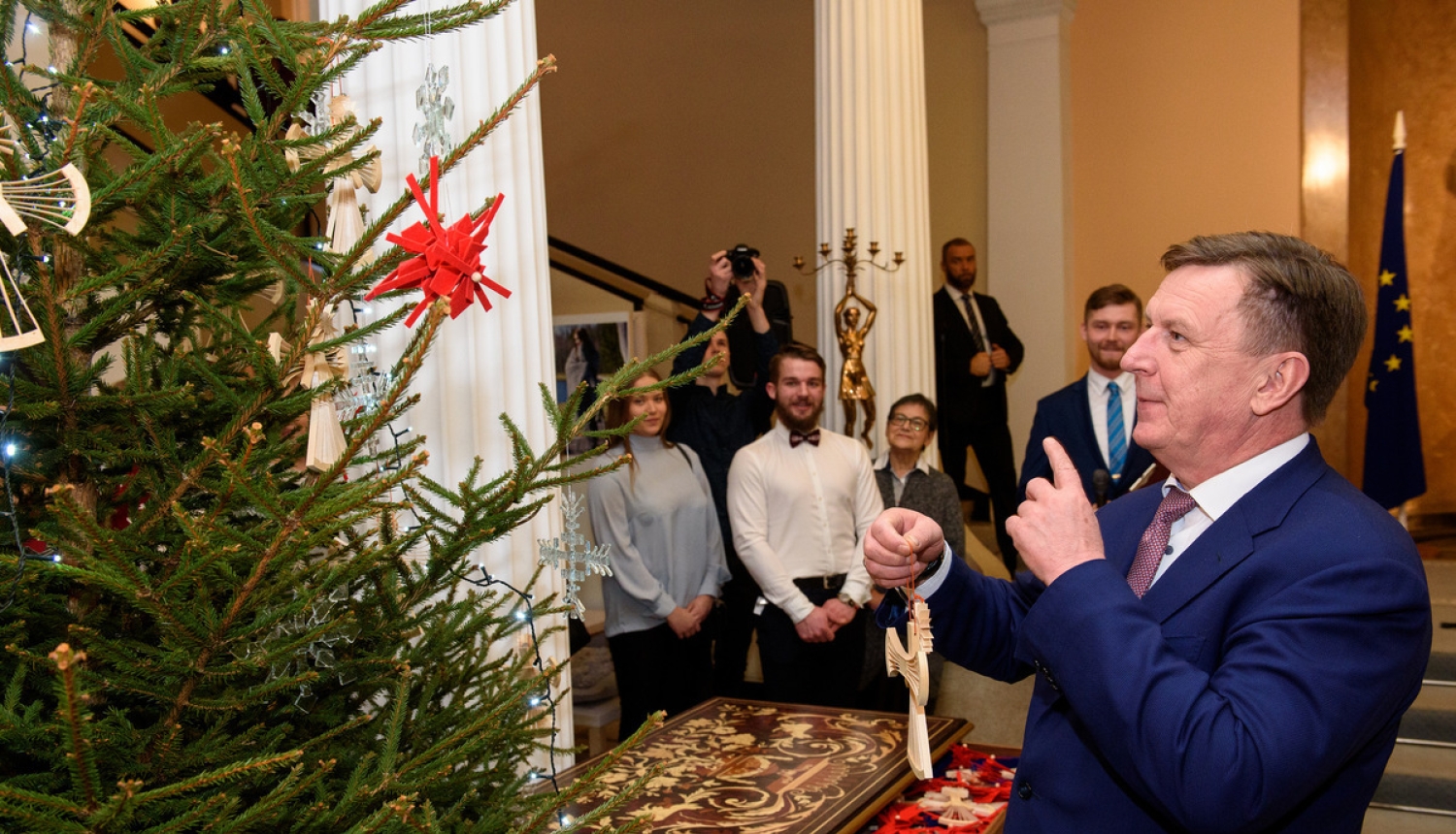 Valdības nama egli šogad rotā Rīgas Mākslas un mediju tehnikuma audzēkņu darinājumi