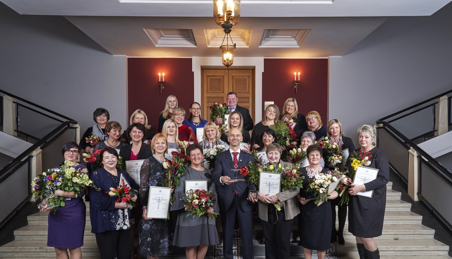 Godina iedzīvotāju balsojumā visatzinīgāk vērtētos klientu apkalpošanas speciālistus