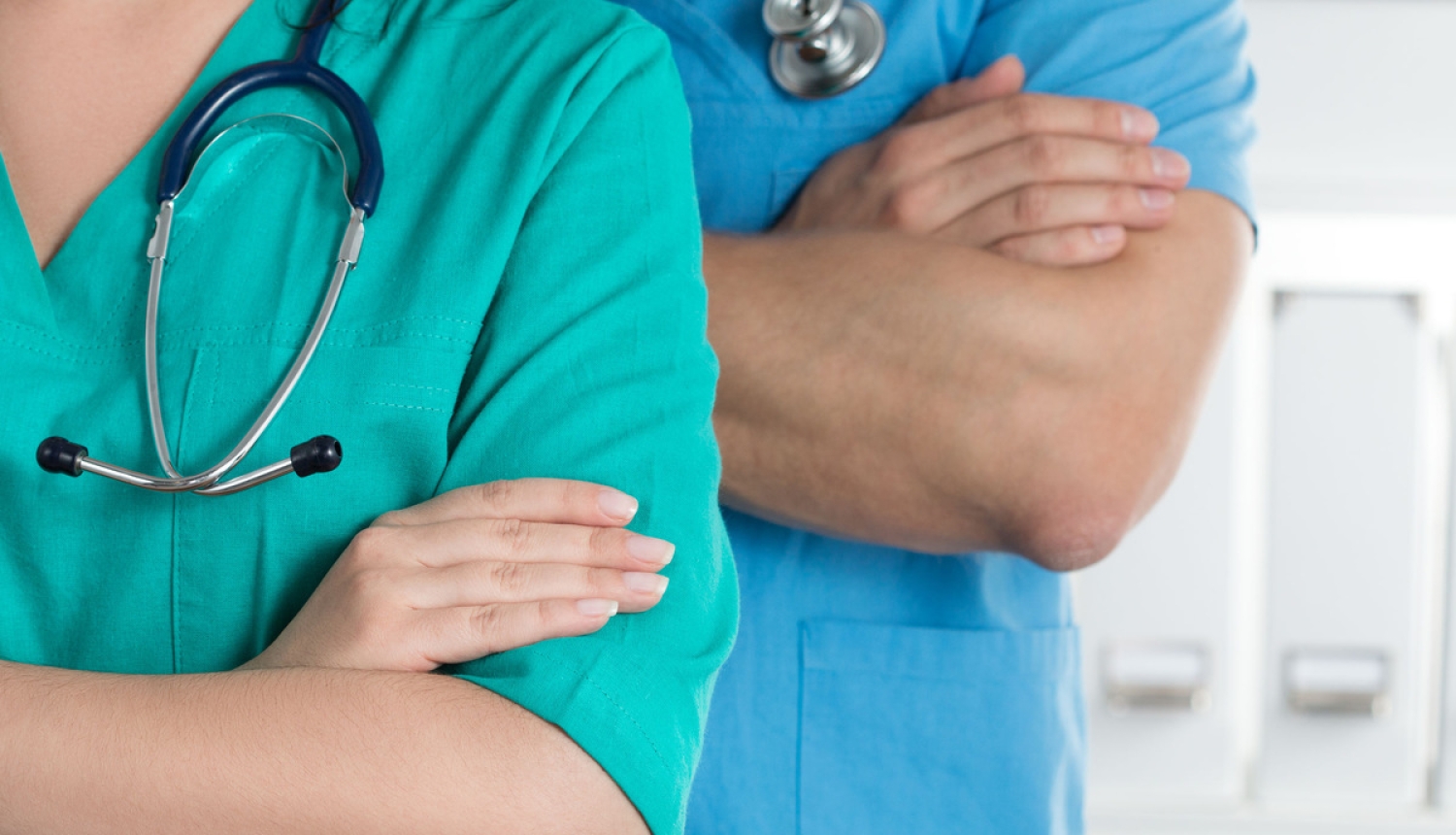 Mediķiem, skolotājiem un sociālo iestāžu darbiniekiem, kuri atgriežas no COVID-19 skartajām valstīm, varēs izsniegt darbnespējas lapas