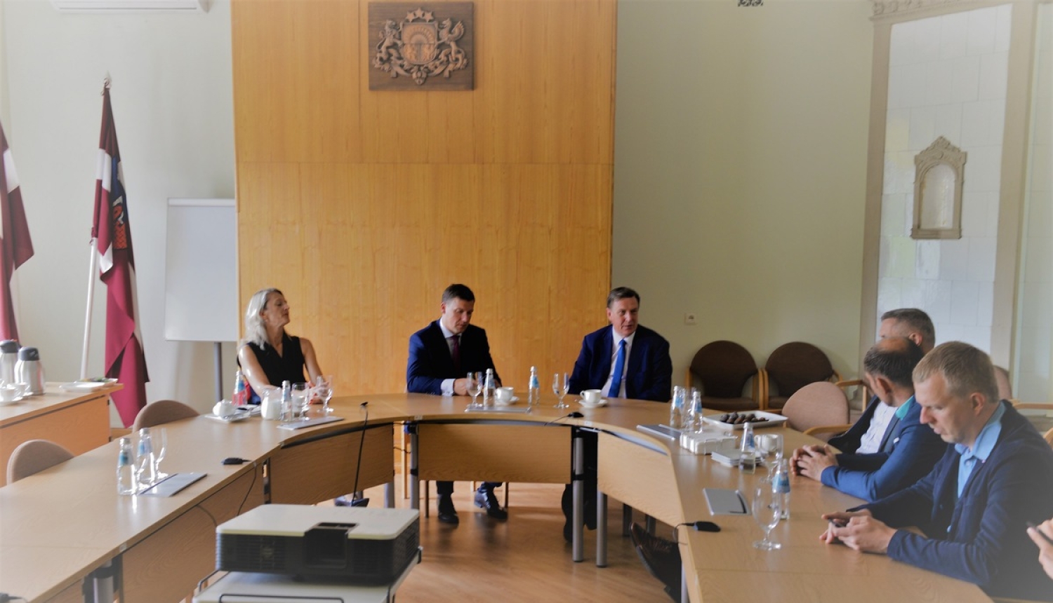Ministru prezidents ar Cēsu domes deputātiem pārrunā pašvaldībai un valstij būtiskus jautājumus