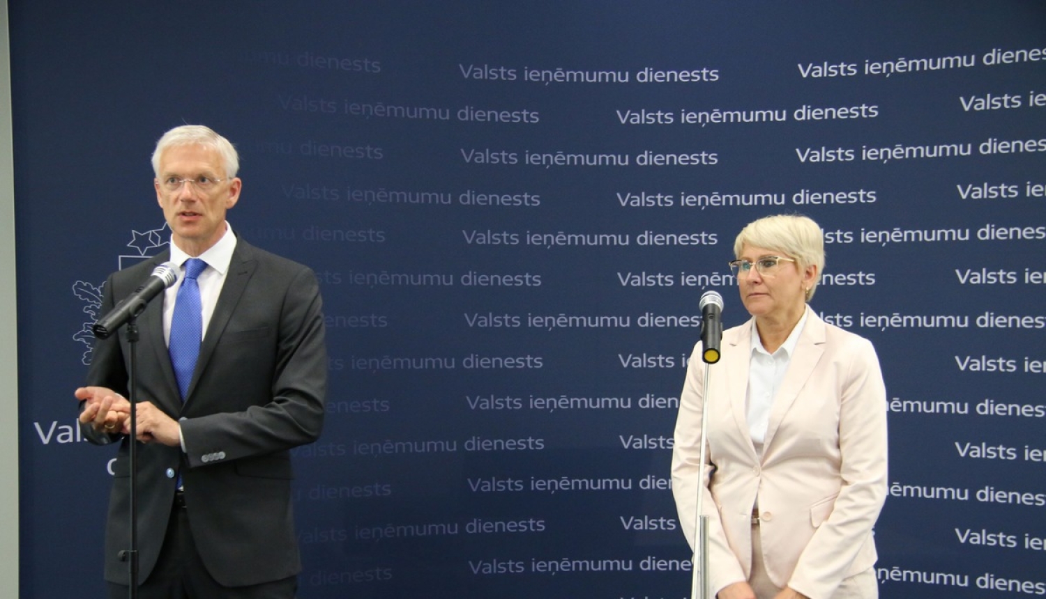 Ministru prezidents darba vizītē iepazīstas ar Valsts ieņēmumu dienesta darbu