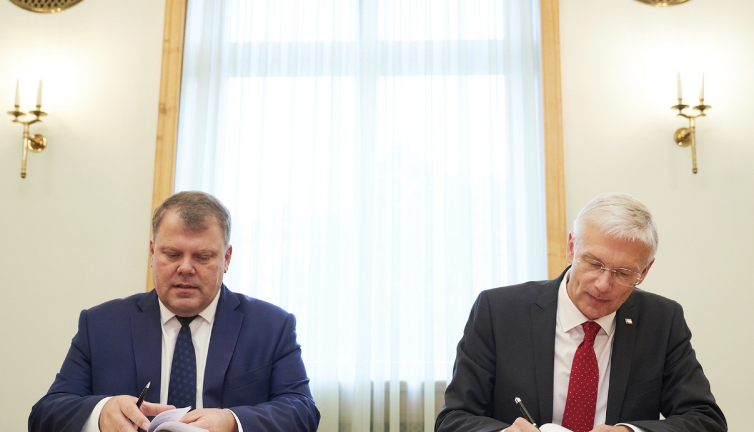 Parakstīts Ministru kabineta un Latvijas Pašvaldību savienības vienošanās un domstarpību protokols