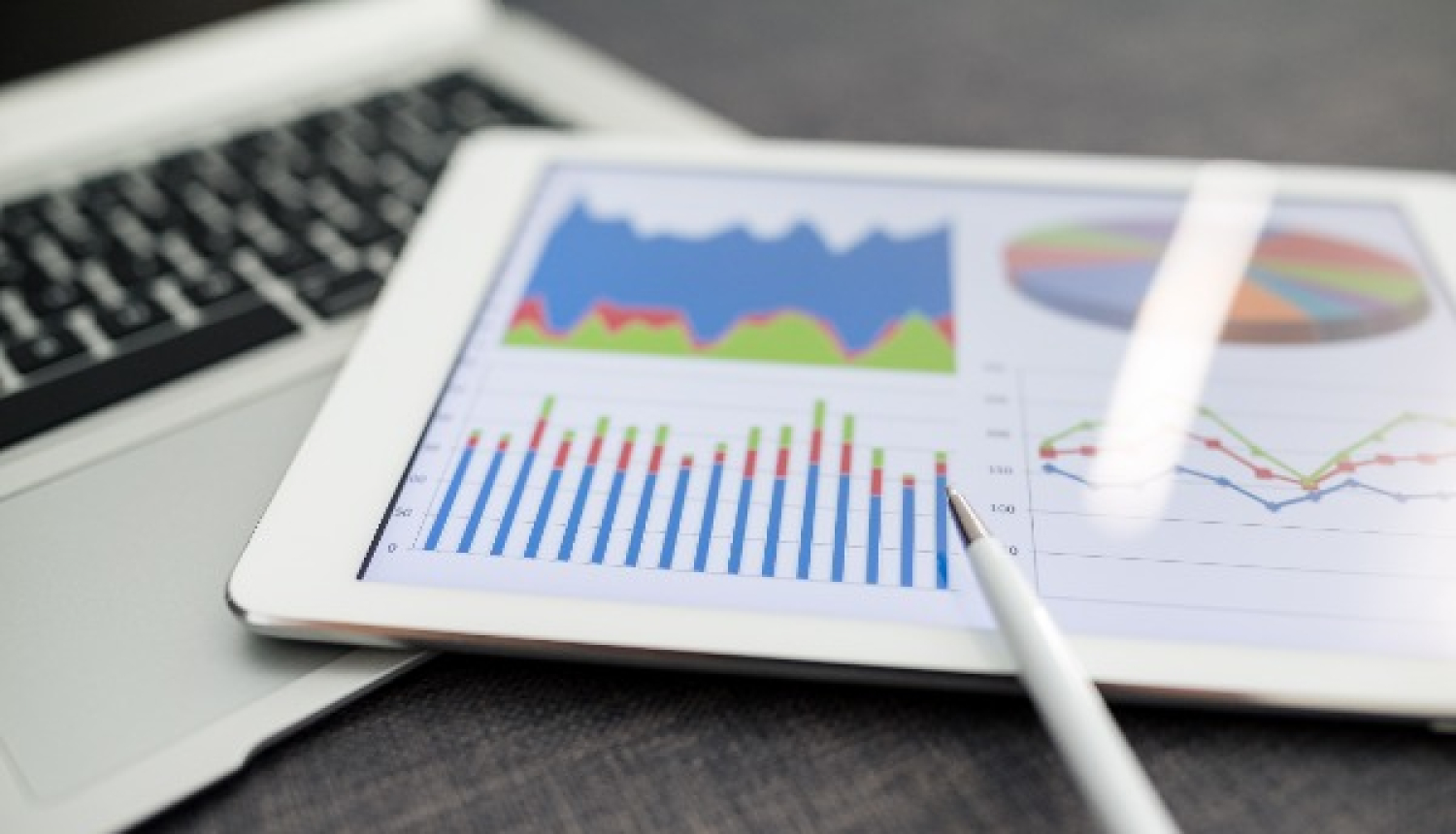 Planšetes dators ar attēlotām finanšu diagrammām