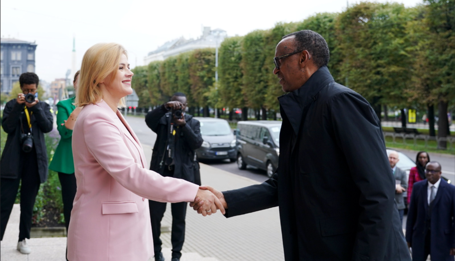 Ruandas Republikas prezidents sarokojas ar Latvijas Ministru prezidenti Eviku Siliņu uz Ministru kabineta kāpnēm, pie ieejas 