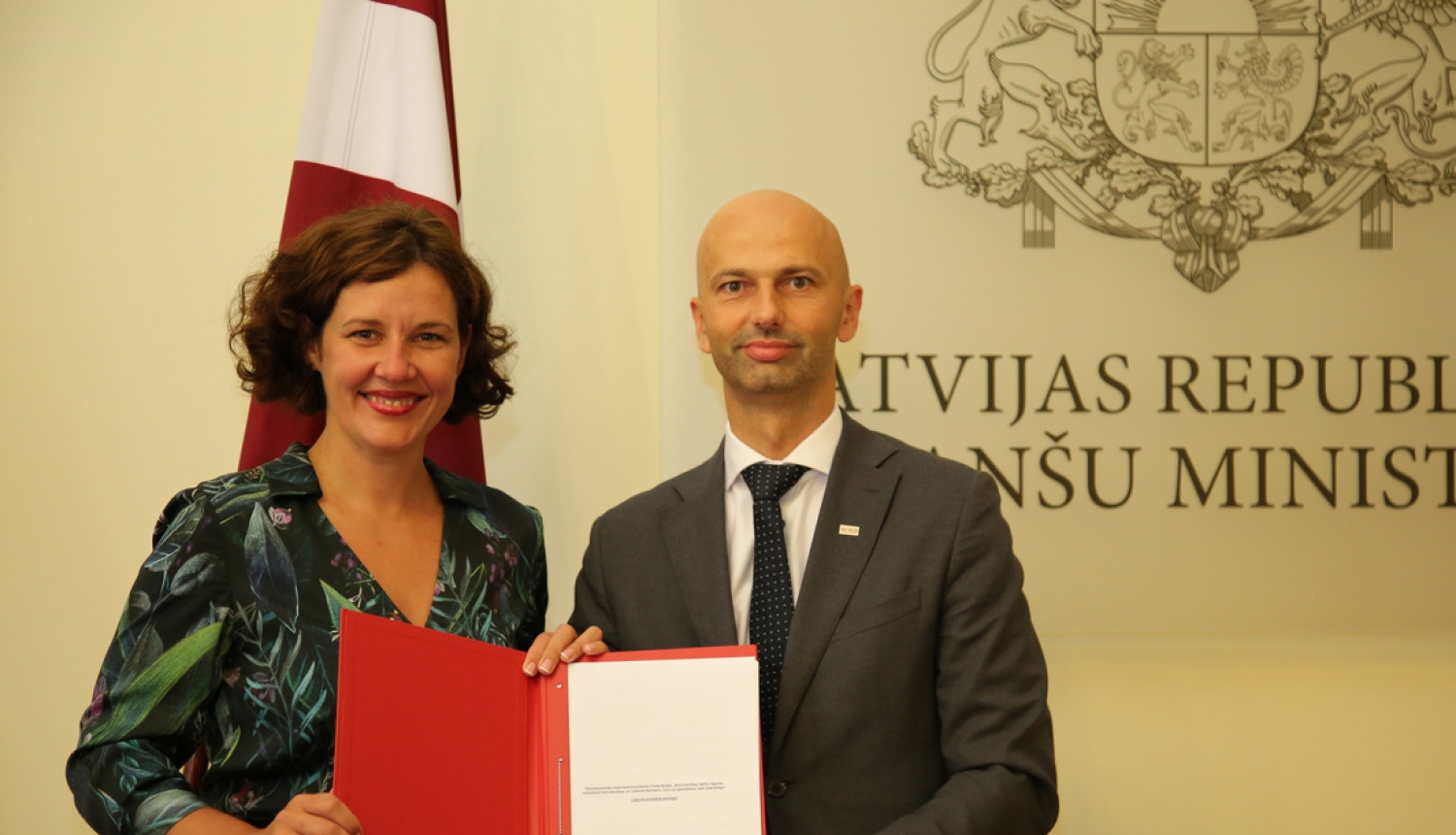 Finanšu ministre Valsts kancelejai iesniedz standarta būvniecības līgumu kapitālsabiedrībām paraugus