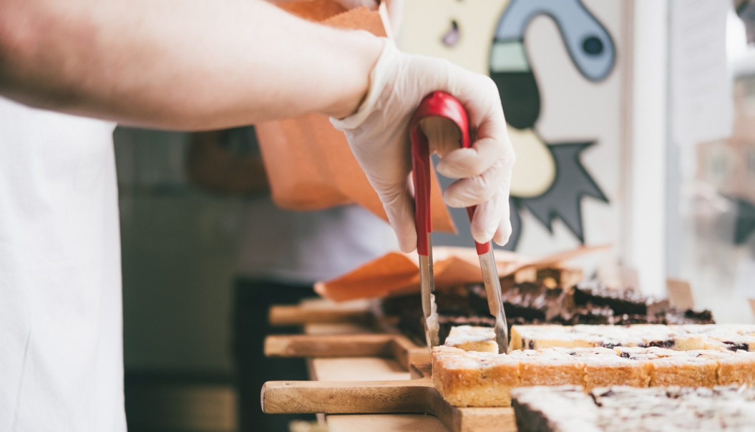 Ārkārtējās situācijas laikā sabiedriskās ēdināšanas uzņēmumi var tikai izsniegt ēdienu līdzņemšanai