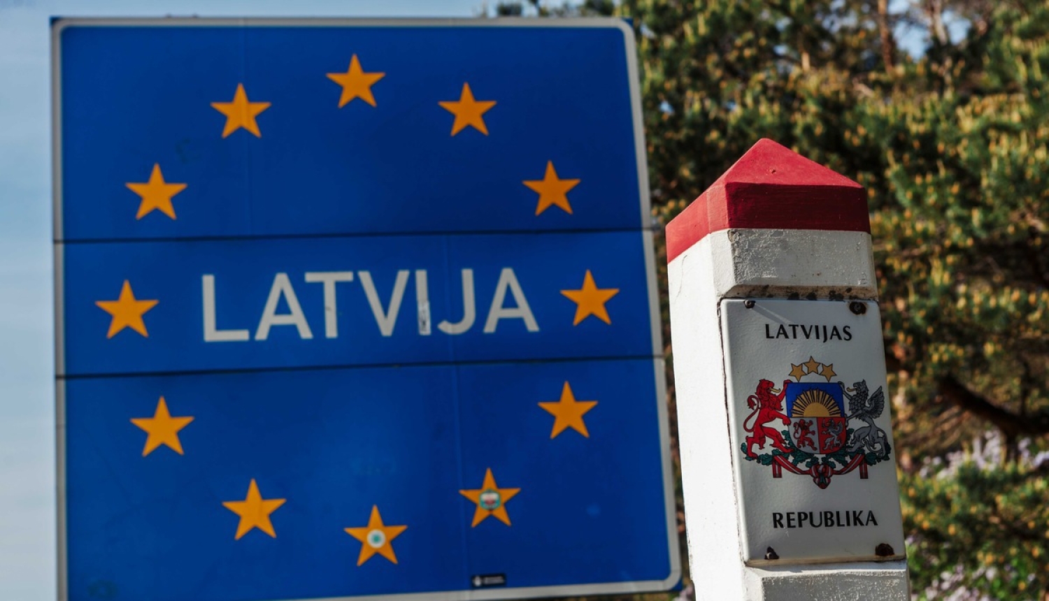 border-sign-of-latvia-located