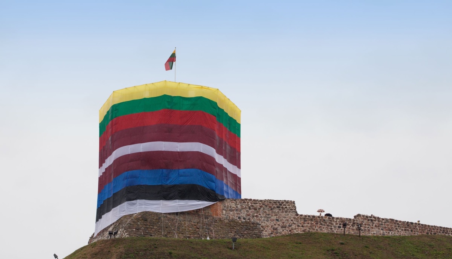 flags-around-the-gediminas-tower