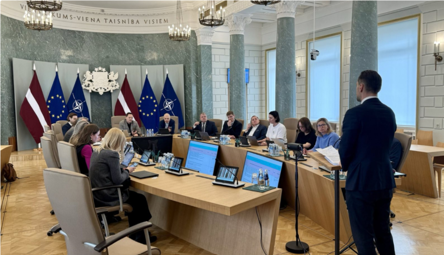 Darba grupas sanāksme Ministru kabineta ēkas Zaļajā zālē