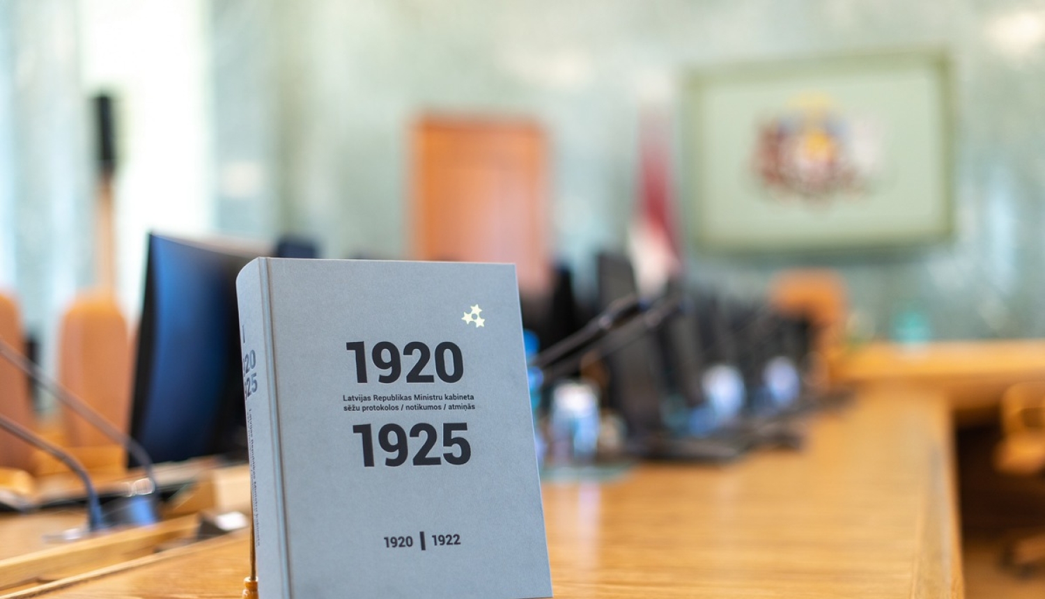 Skolas un bibliotēkas saņems dāvanu – jaunu grāmatu par valsts izveides pirmajiem gadiem