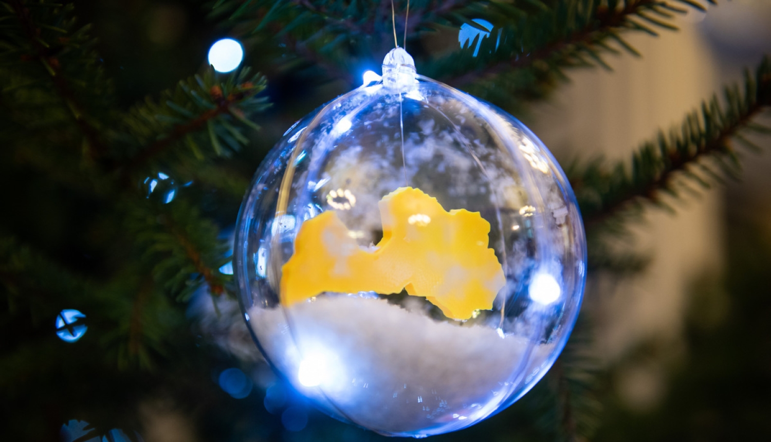 Valdības namā atklāta Ziemassvētku egle ar 3D drukas tehnoloģijās veidotiem rotājumiem