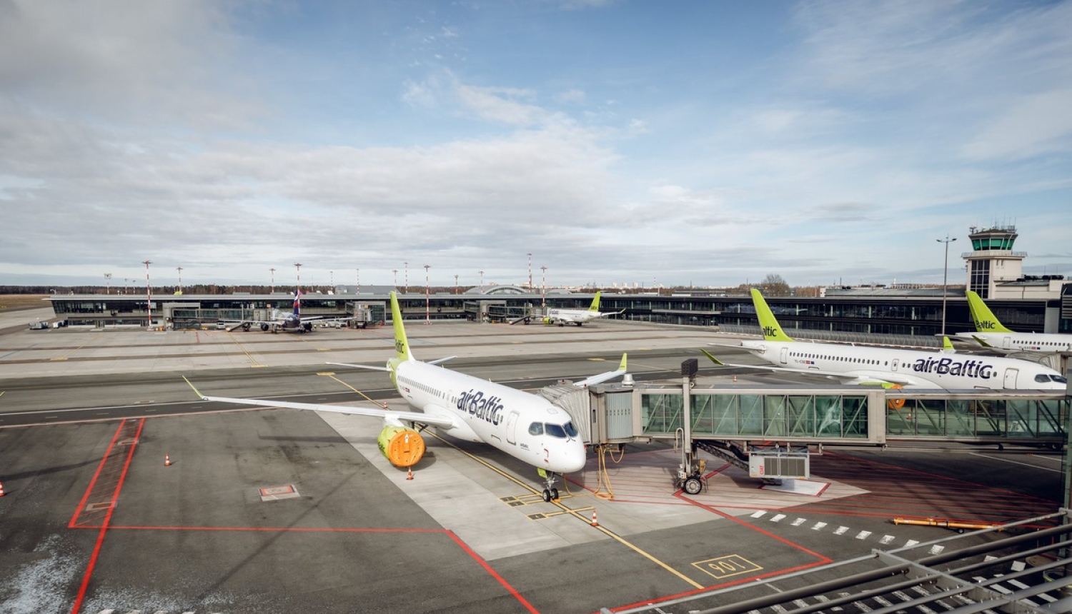 lidmašīna lidostā